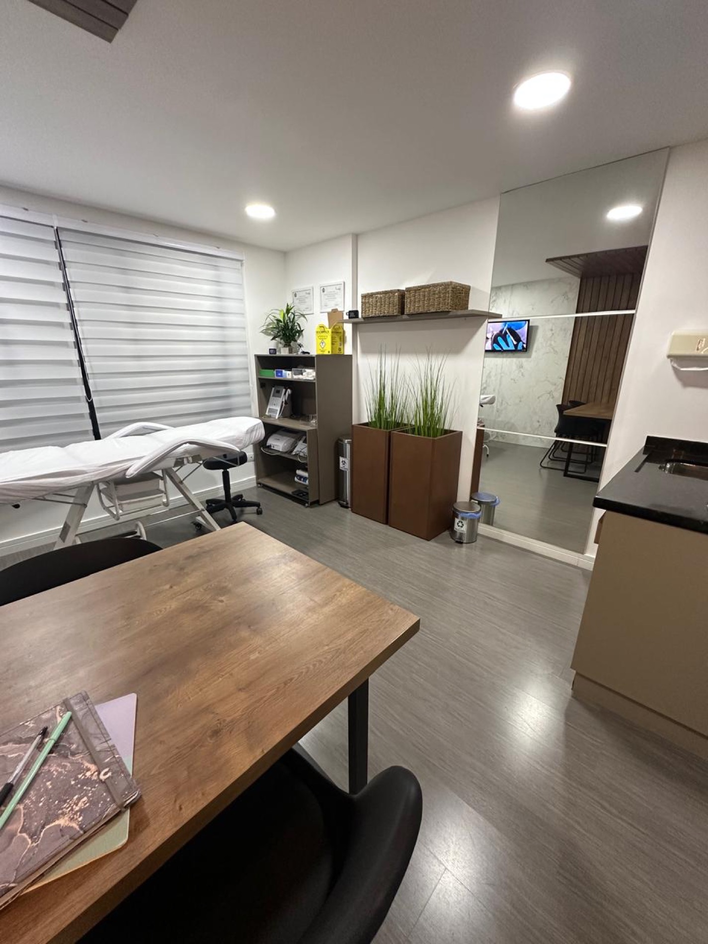 Ambiente interno da clínica com maca e espelho