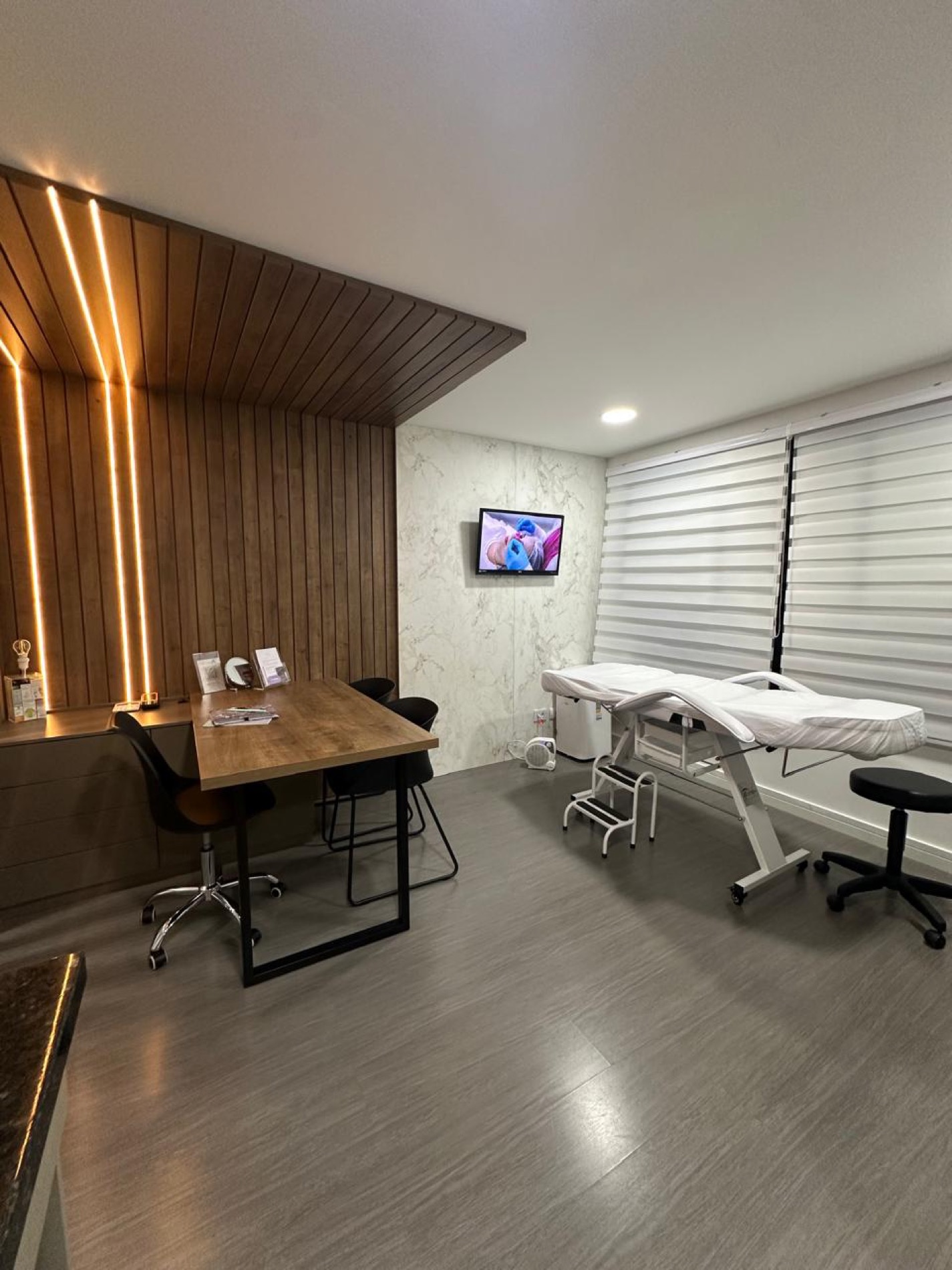 Consultório com iluminação aconchegante