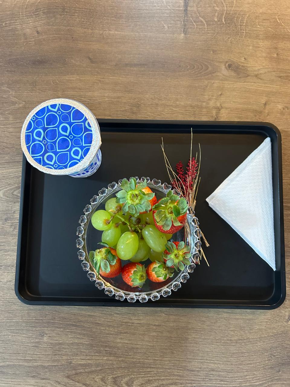 Bandeja de acolhimento da Illa Estética com frutas e água