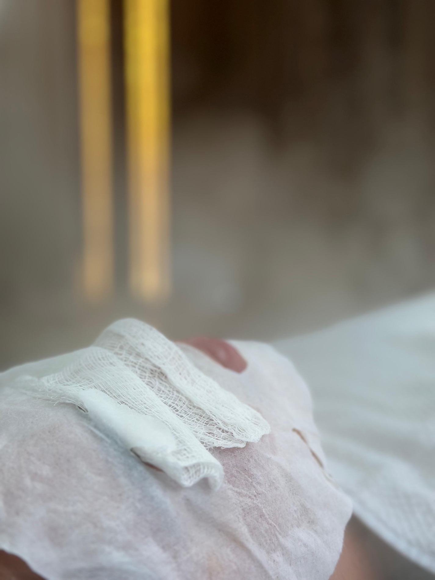 Procedimento estético facial em ambiente clínico