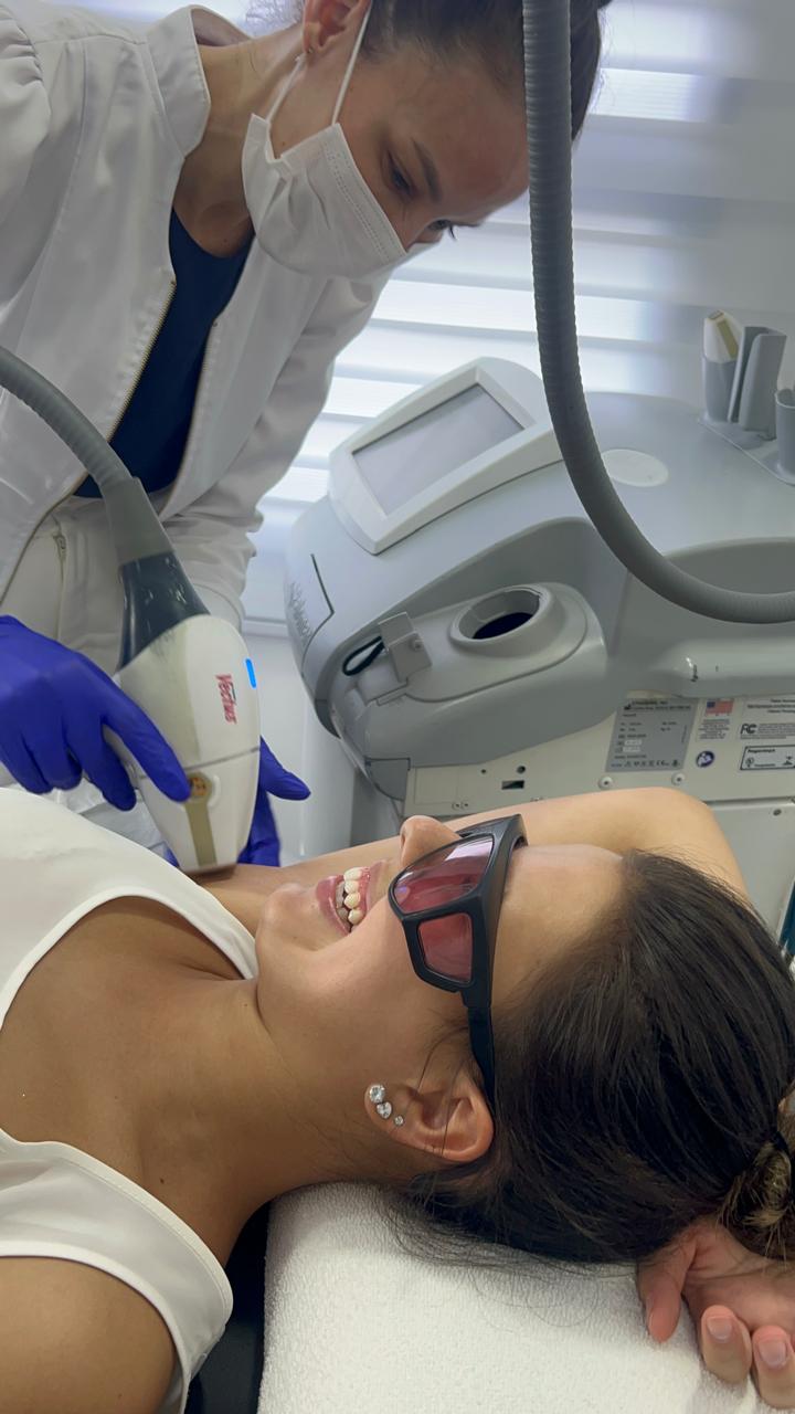 Procedimento facial com tecnologia a laser na Illa Estética
